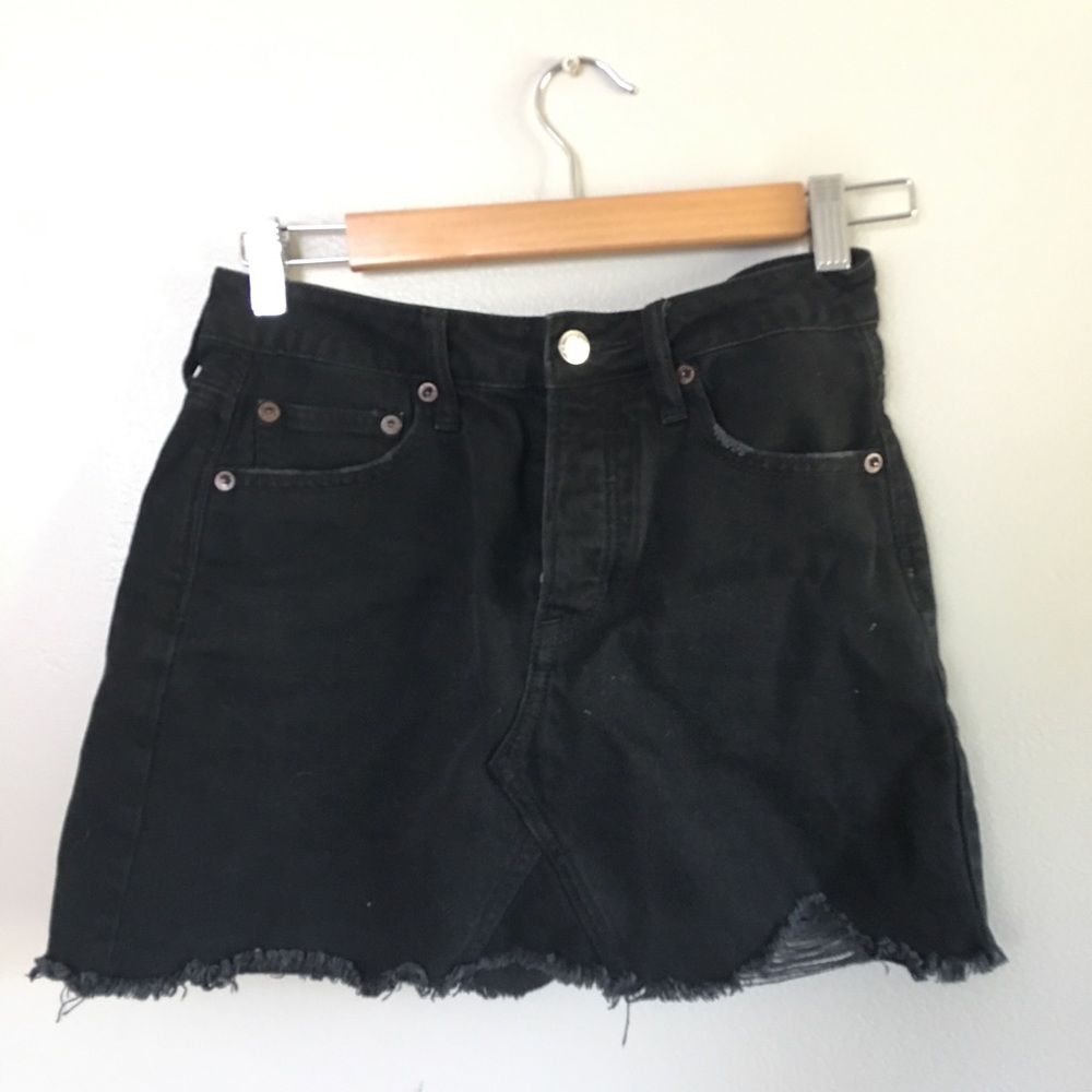 American Eagle black distressed skirt